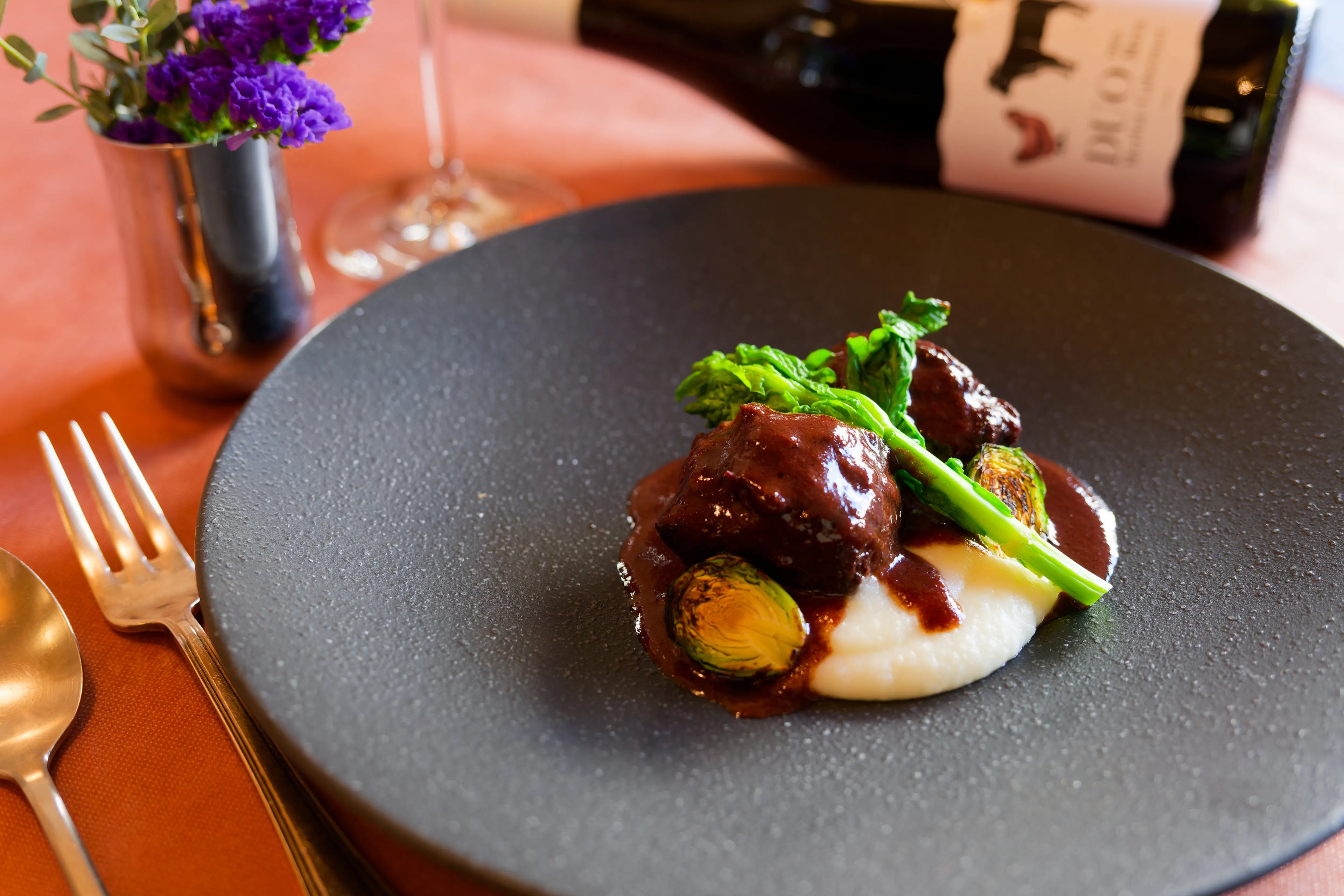 牛頬肉の赤ワイン煮込み